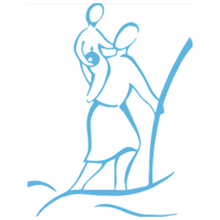 Zu sehen ist eine Strichzeichhnung eines Menschen, der im Wasser steht und ein Kind auf den Schultern trägt